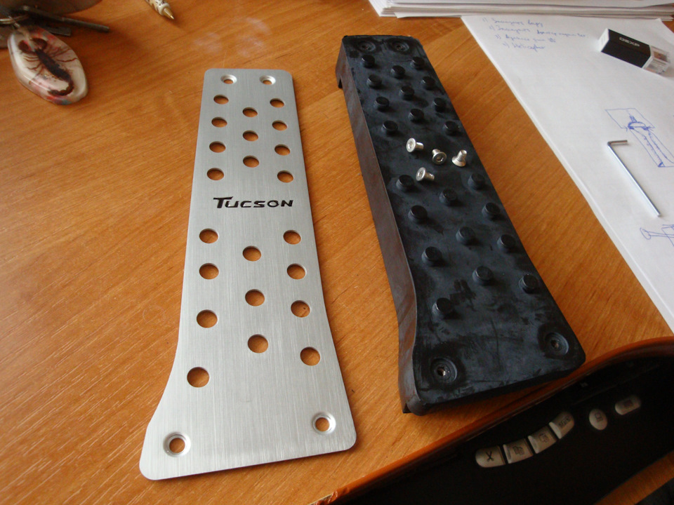 Алюминиевая накладка на толстенной резине. — Hyundai Tucson (TL)