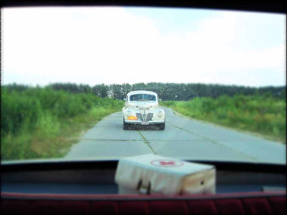 Я за рулем Москвича 408, 1965 года выпуска, меня догоняет Форд 30-х годов, три недели назад стартовавший из Пекина. Завидово, Тверская область, июнь 2016 года. Как же я рад, что в моем личном фотоархиве есть и такие кадры! — Москвич 408