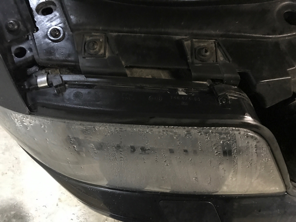 так же обратил внимание что нет одного зажима — не думаю что это повлекло за собой, но в комплексе — возможно — естественно фар светил как УГ — Audi Allroad (C5)