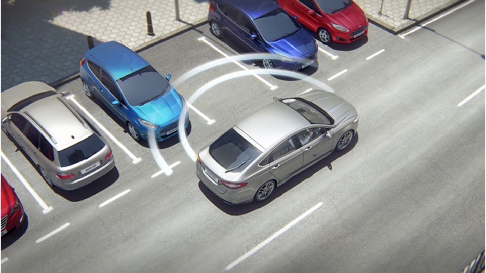 Припаркованные машины на стоянке. Включить парковку на ходу. Smart parking system. Параллельная парковка задним ходом. Опасность столкновения транспорта.