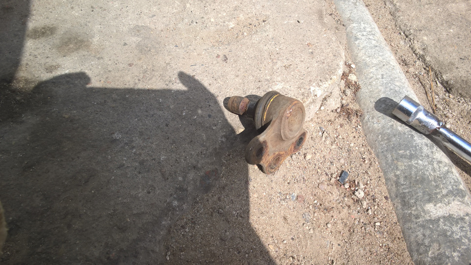 Замена шаровой и втулки рулевой сошки с правой стороны. — Opel Omega B ...