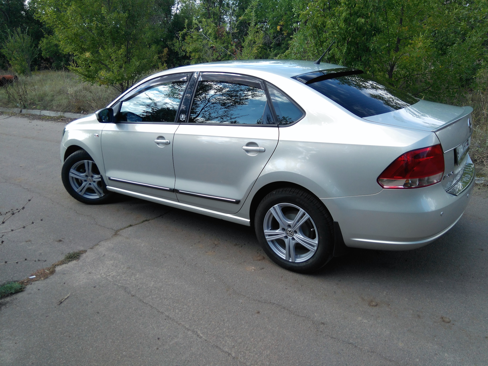 volkswagen polo 2014 1.6 at 105 серебристый