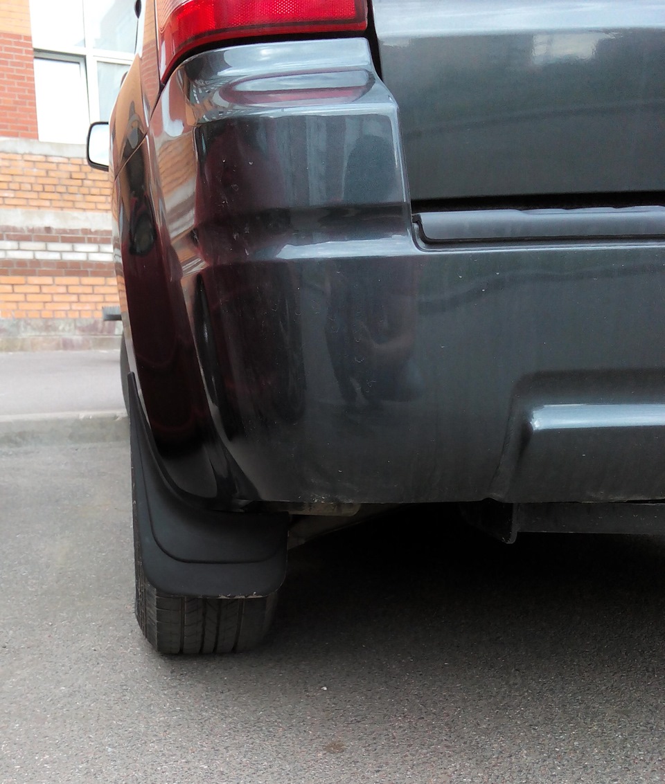 Задние брызговики установлены. — Ford Escape (2G), 2,5 л, 2009 года ...