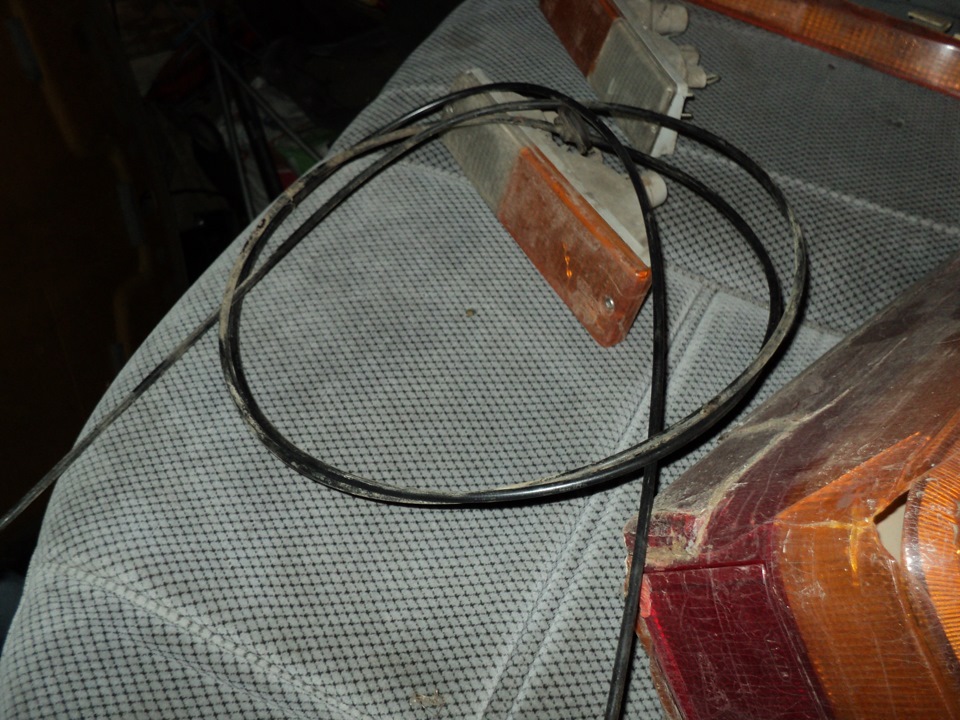 Трамблер и тросик открывания капота. — Mitsubishi Lancer III, 1,5 л ...