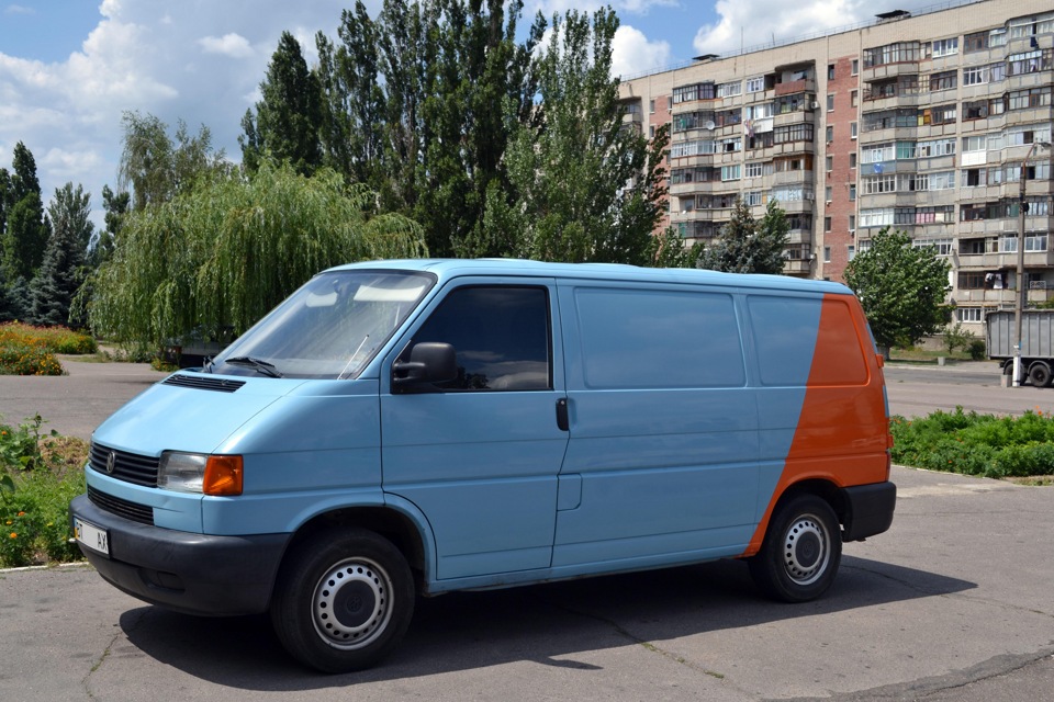 Нужен бус. VW Transporter t4 1997. Фольцваген транспортёр 1997г. Volkswagen Transporter t4 годы выпуска. Фольксваген Транспортер первый год выпуска.