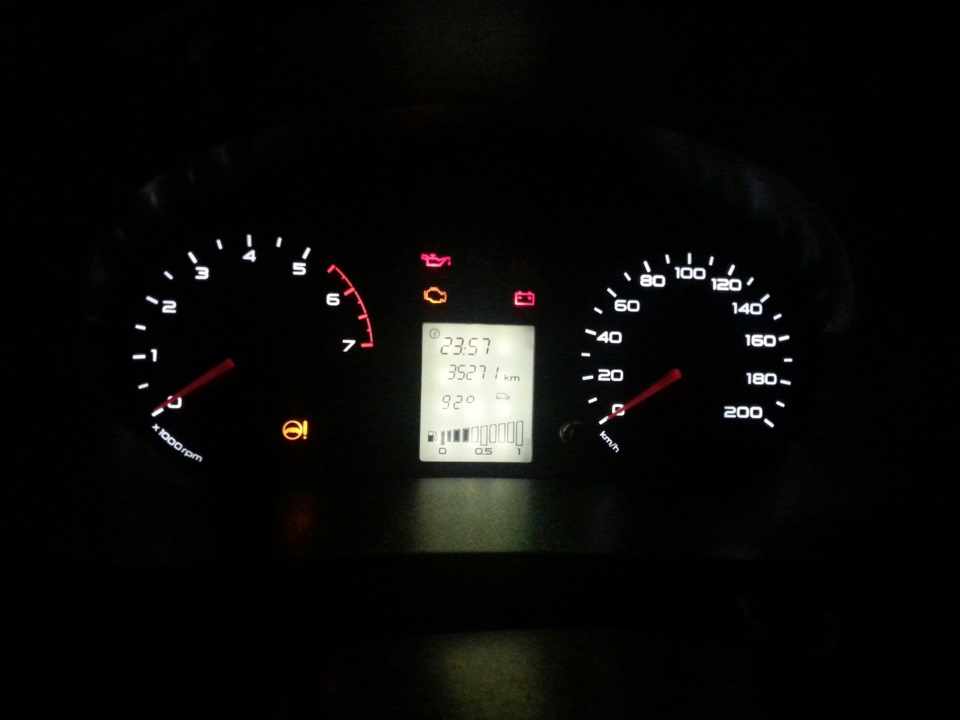 Пересвет приборной панели — Lada Гранта, 1,6 л, 2015 года | стайлинг ...