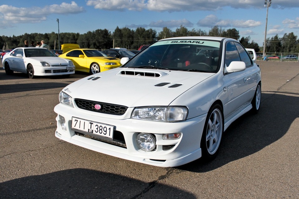 Subaru Impreza WRX 22b белая