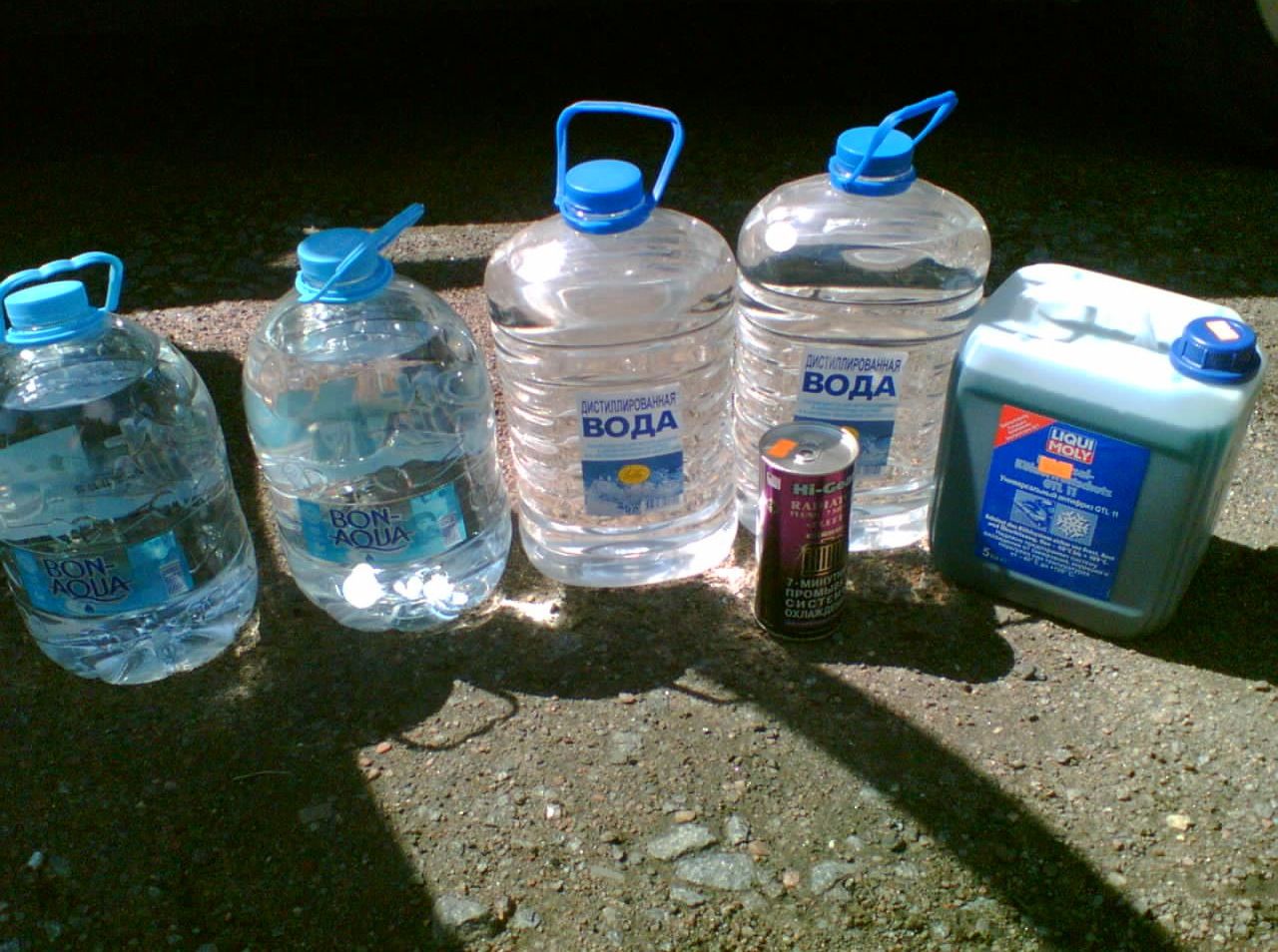 Вода дистиллированная drive2. Дистиллированная вода для антифриза. Дистиллированная вода для аккумулятора. Дождевая вода дистиллированная или нет.