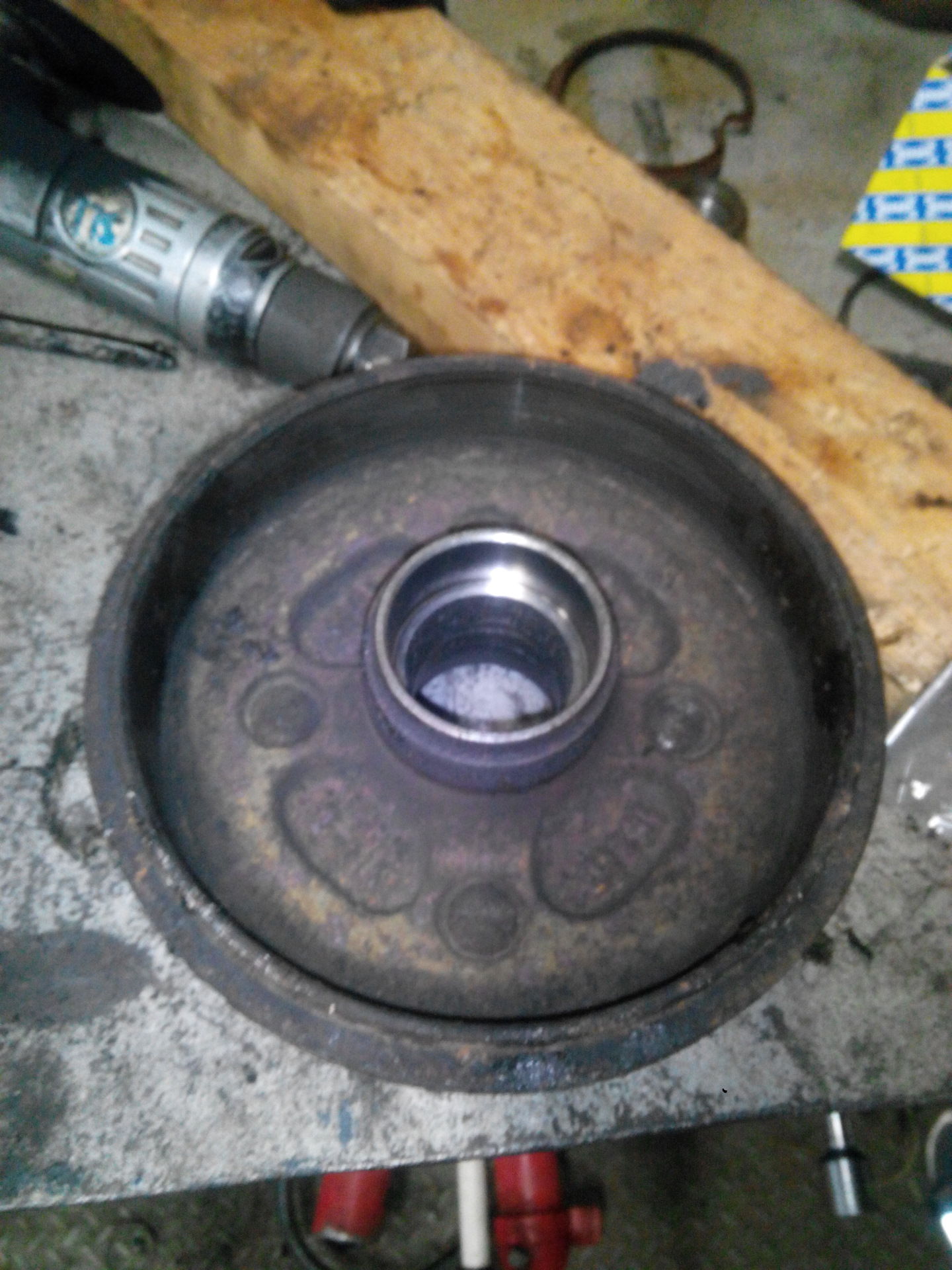 Опорный подшипник матиз. Замена задних подшипников матиз. Опорный подшипник матиз. Задняя ступица матиз затяжка гайки. Задний подшипник дэу матиз.