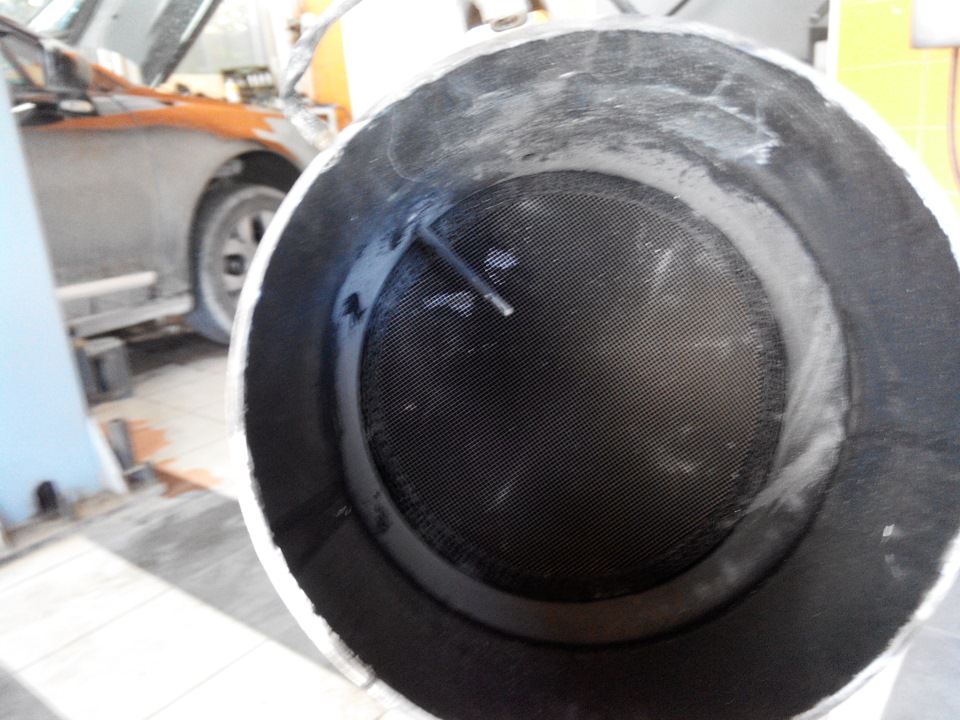 абсолютно чистый катализатор, виден еще датчик температуры выхлопа — KIA Sorento (2G)