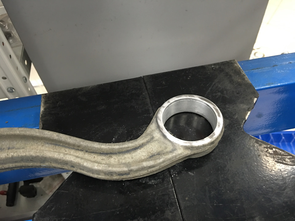 Задний продольный рычаг, готовый к запрессовке — Peugeot 407 Coupe