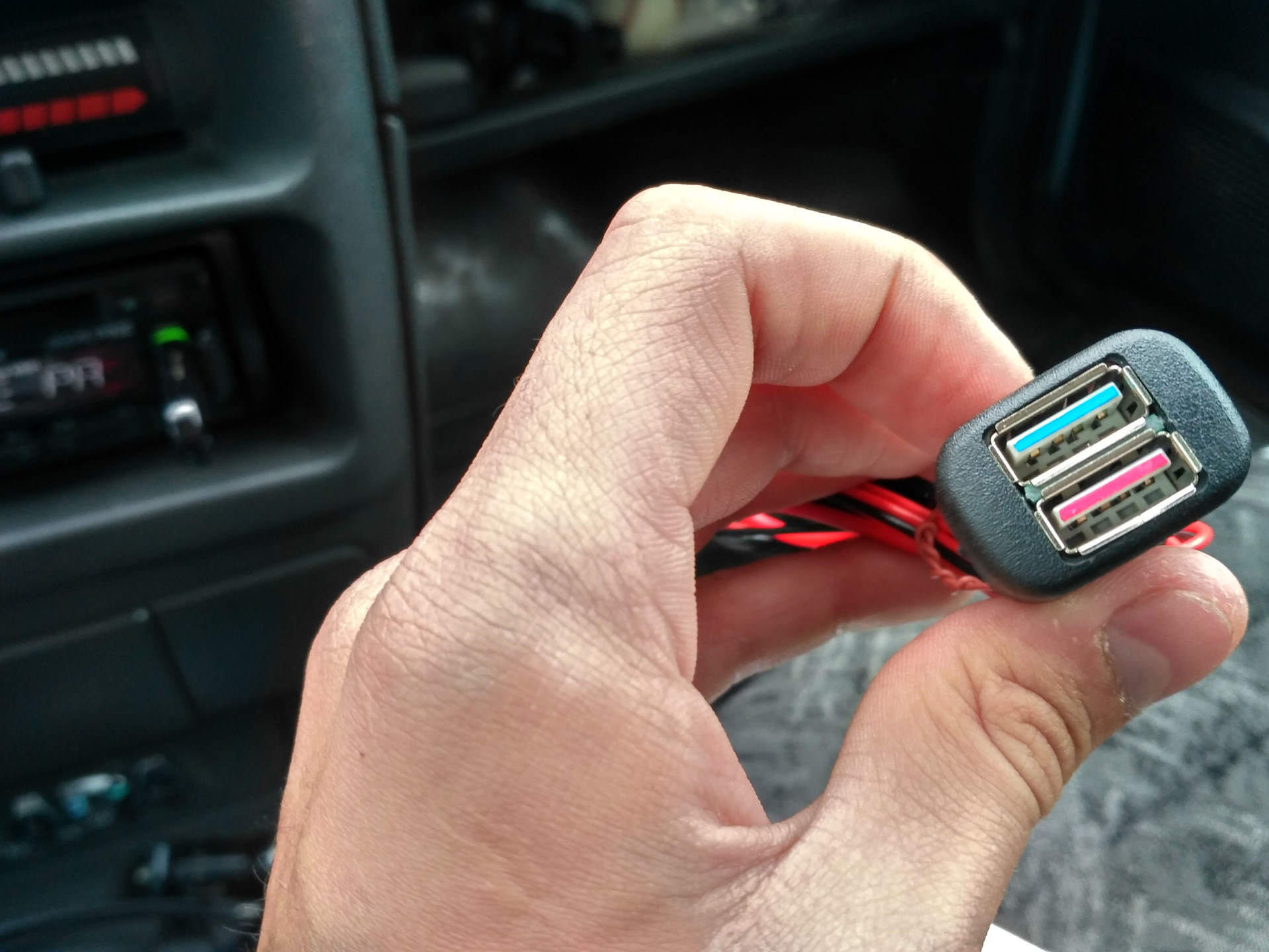 Проверка зарядки аккумулятора на автомобиле через прикуриватель