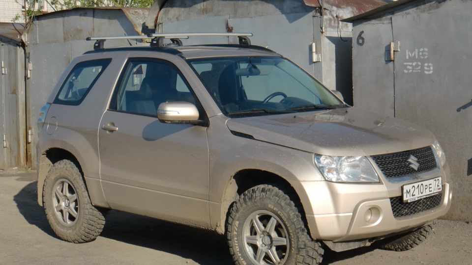 Полный привод grand vitara. Suzuki Grand Vitara 3 225 75 16. Сузуки Гранд Витара 2008 на грязевой резине. Сузуки Гранд Витара на грязевых колесах. Сузуки Гранд Витара 1,6 на грязевых колесах.