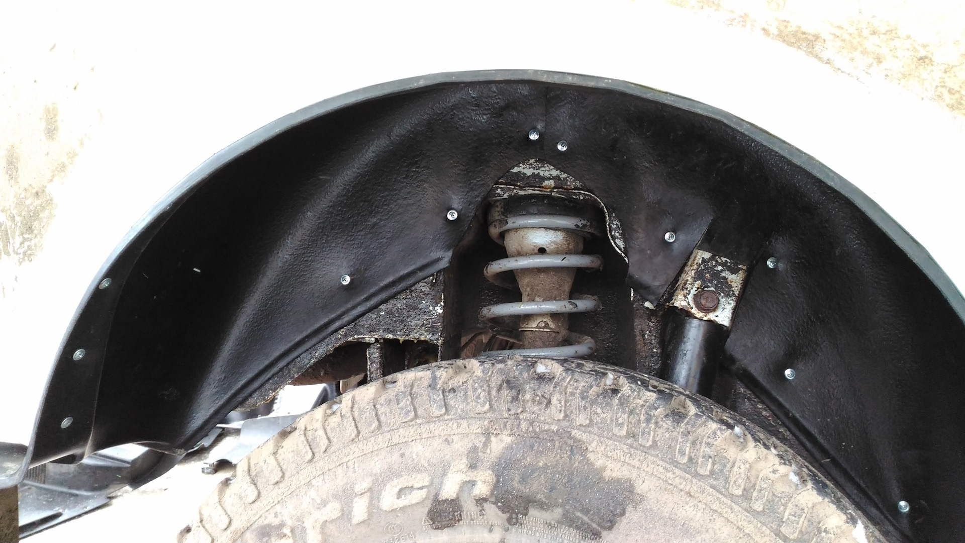 Минусы подкрылок. Крепление подкрылков катюр. Передние подкрылки приора без саморезов. Подкрылки задние для ford focus 1 универсал. Минусы подкрылок.