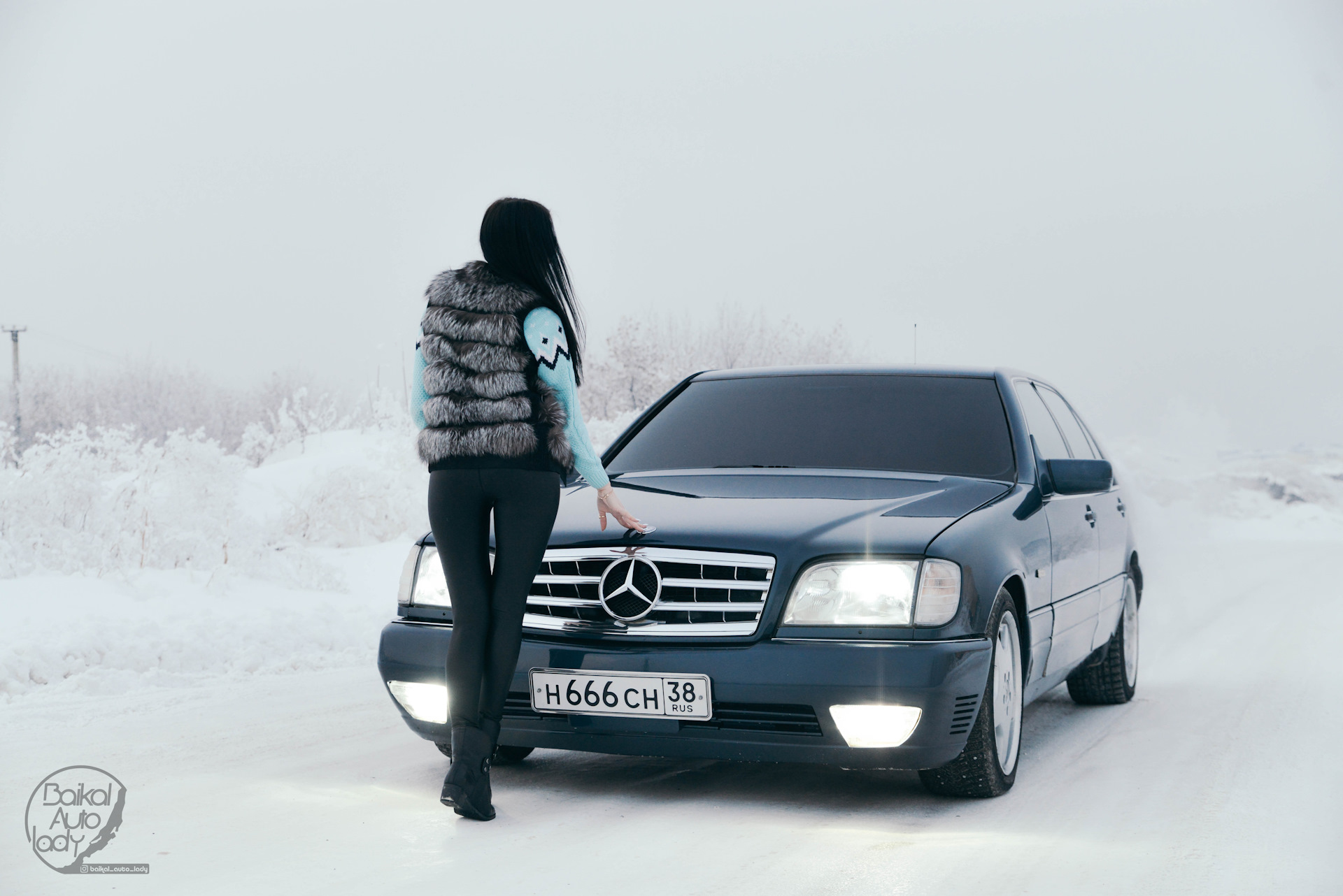 Девушка около машины зимой