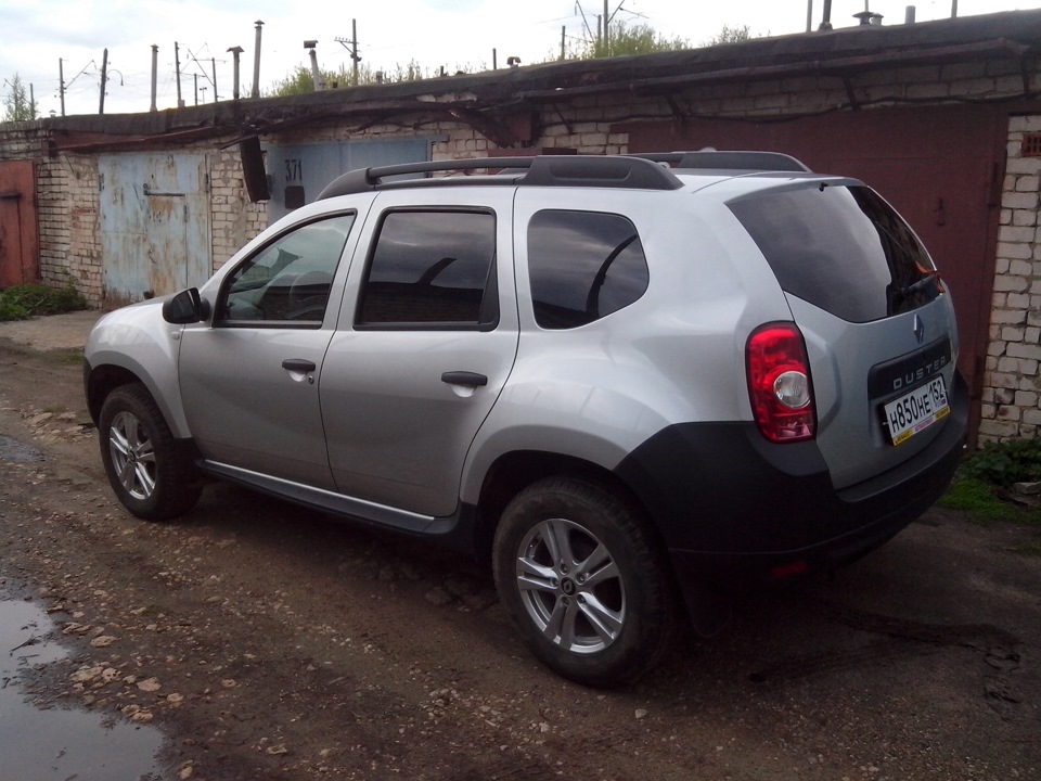 Рено дастер 1.6 л. Renault Duster с черными бамперами. Рено Дастер серый тонированный. Рено Дастер затанирован 2014 года. Рено Дастер 1 поколения тонированный.