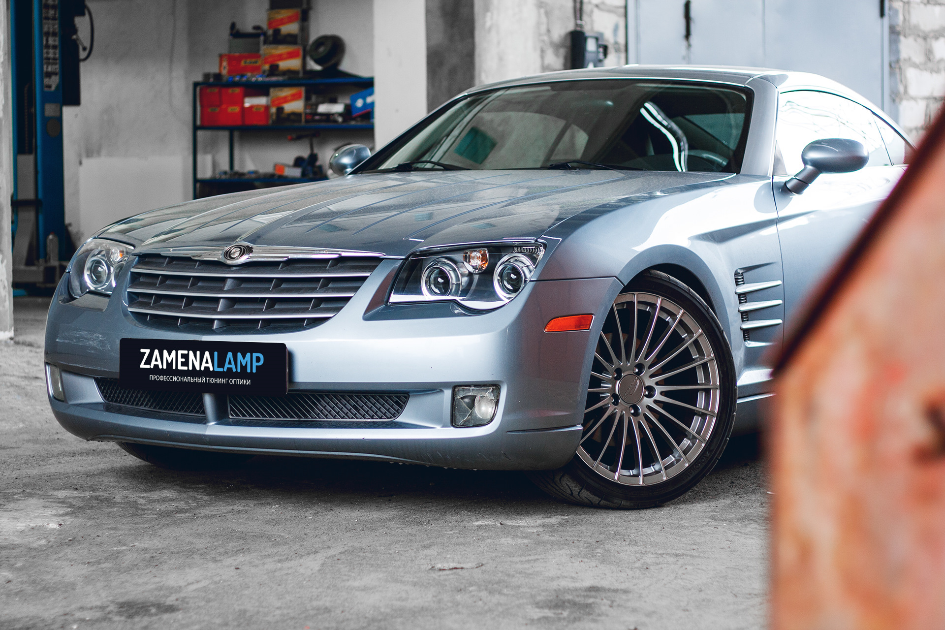 Тюнинг на оптиков. Chrysler Crossfire тюнинг. Chrysler Crossfire альтернативная оптика. Тюнинговые фары для Крайслер кроссфаер. Крайслер кроссфаер тюнинг.