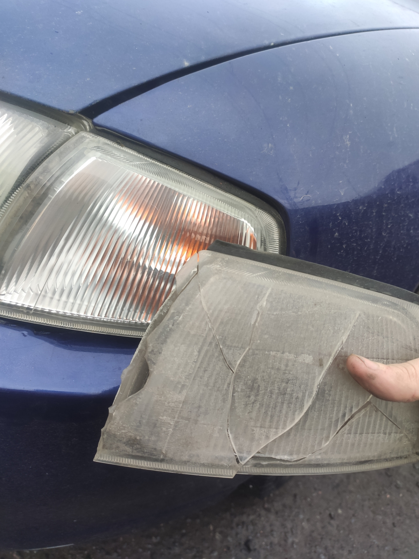 Замена лампы ближнего света - Mitsubishi Colt VI, 1,3 л, 2006 года своими руками