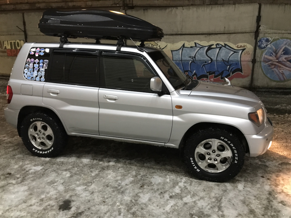 Дверь паджеро ио. Mitsubishi Pajero io 2001. Mitsubishi Pajero io 2.0. Mitsubishi Pajero io r 17. Pajero io диски Drive.