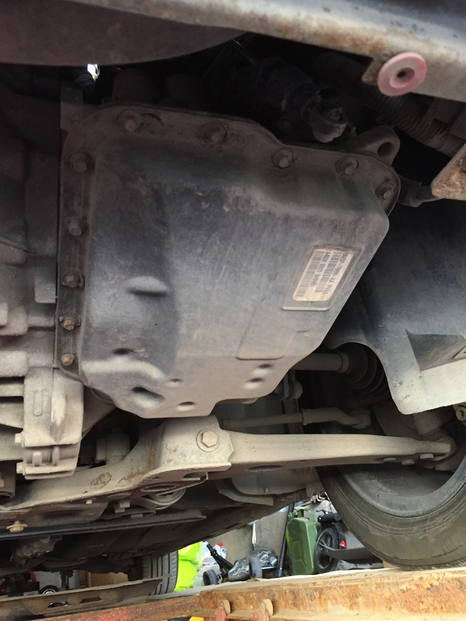 Сняв защиту видим поддон акпп и 20 болтов на 8мм в грязи — Ford Focus Hatchback II