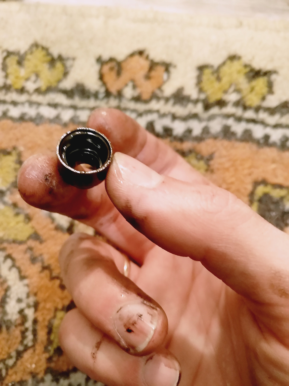 Маслосъёмные колпачки свою функцию тупо не выполняли, а я удивлялся что джидай масла много жрет — Mitsubishi Carisma