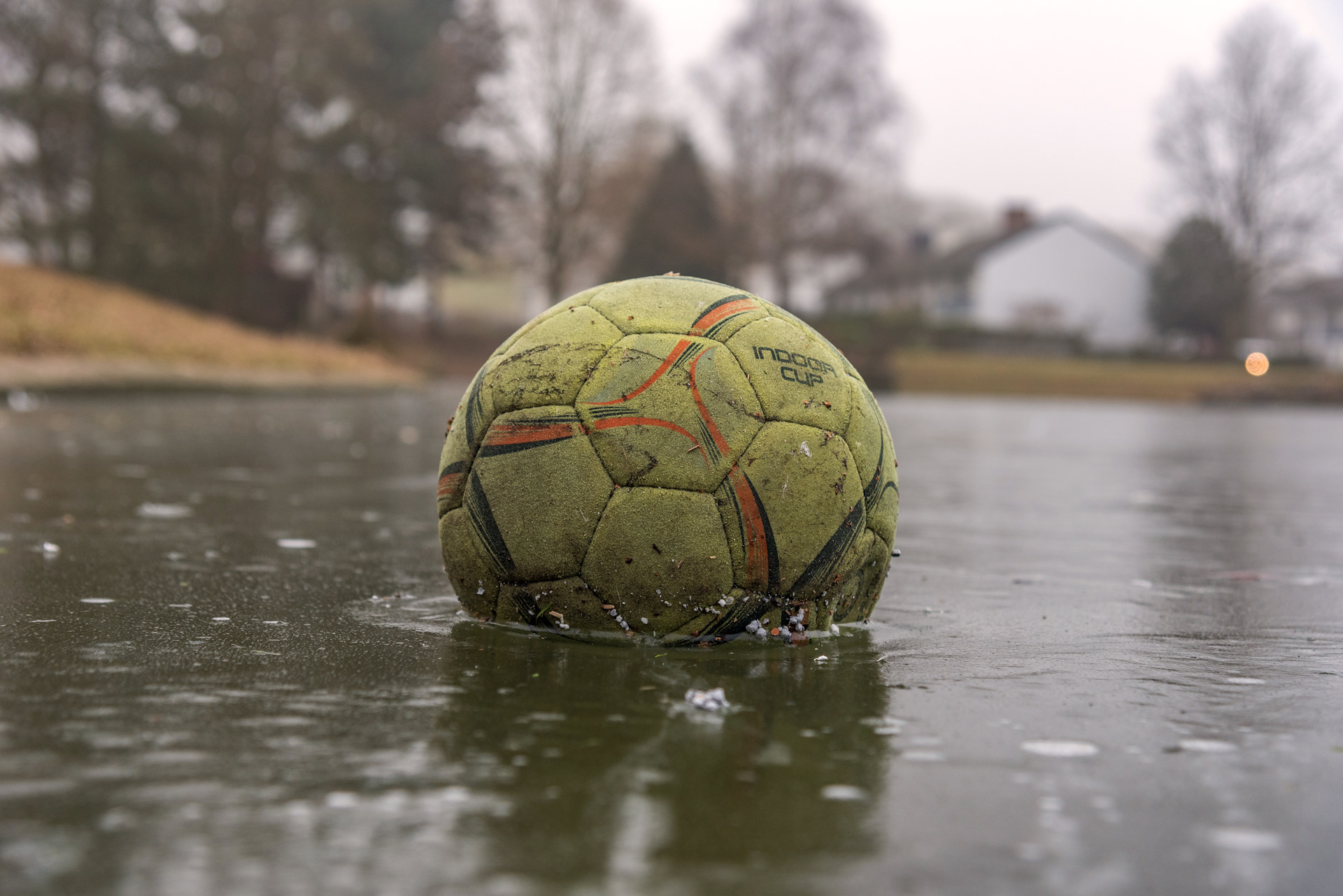 На поверхности озера плавает мяч