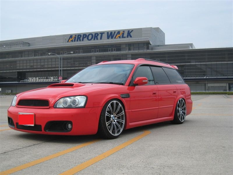 Розовая Subaru Legacy