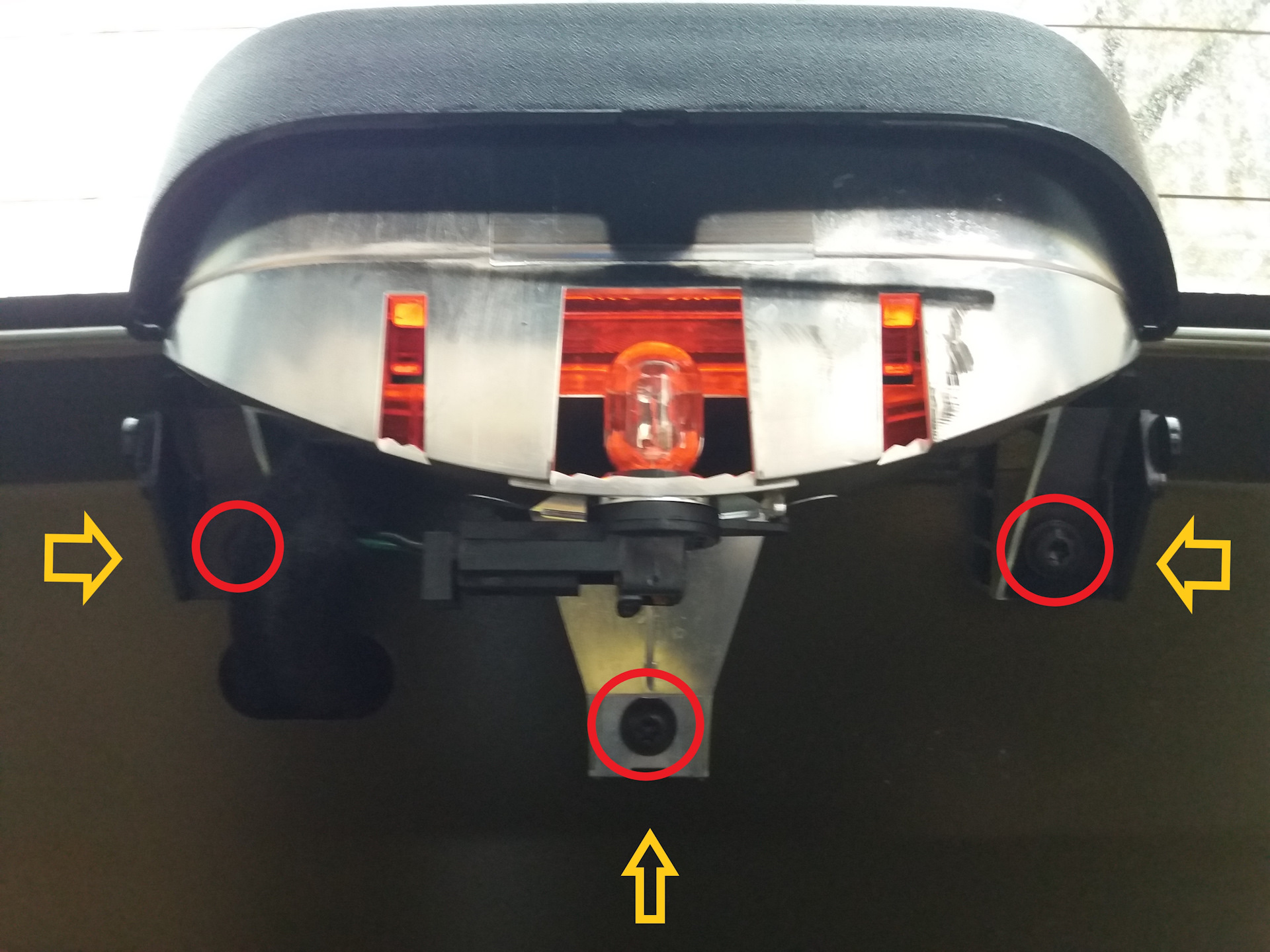 Как заменить лампочку в багажнике рено дастер