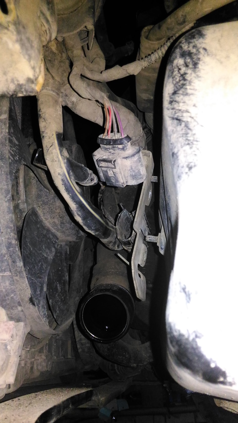 снятый партрубок и кронштейн — Volkswagen Passat Variant (B6)