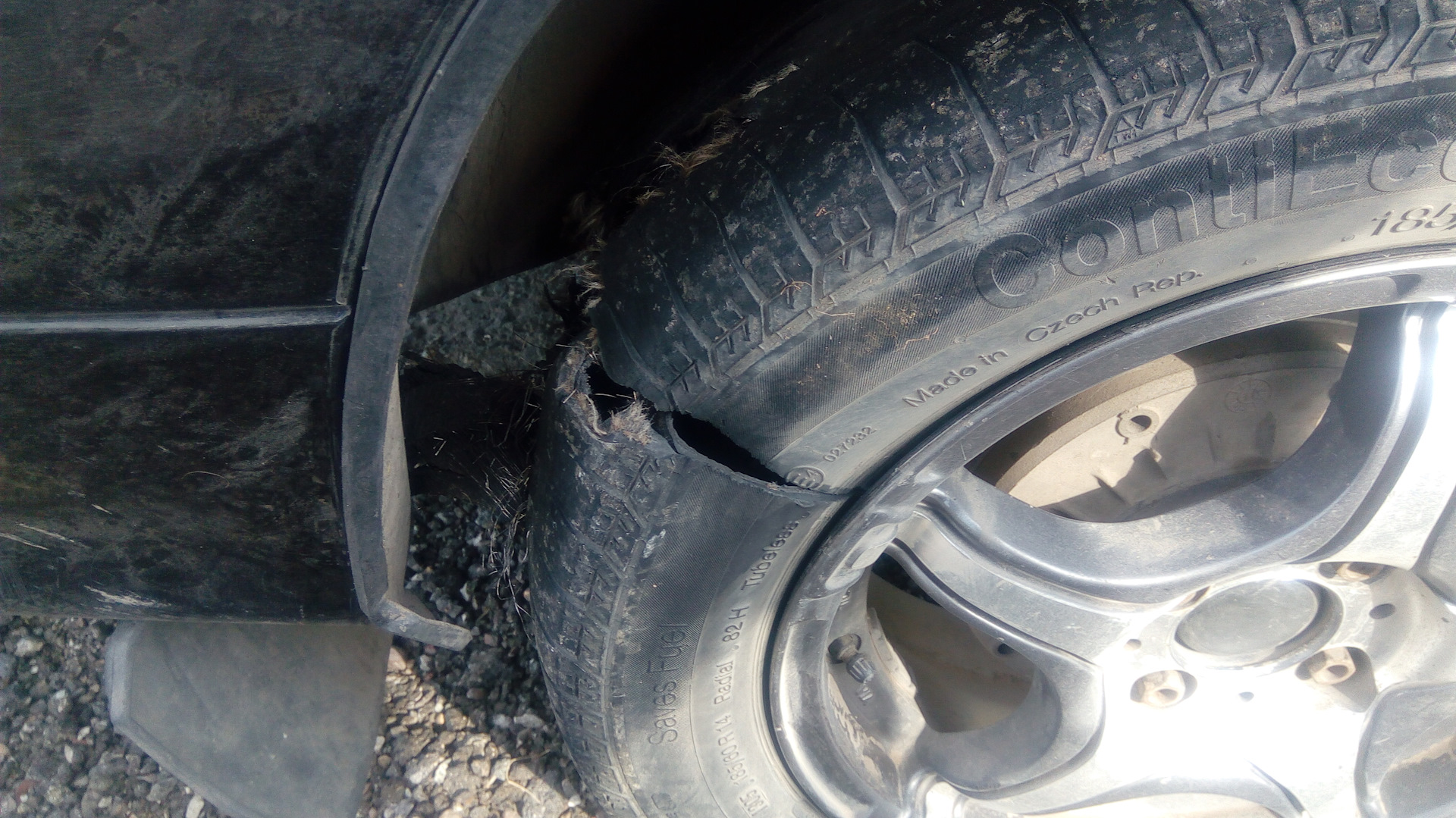Разрыв диска. У ВАЗ 2115 отвалилось колесо. Разорванная покрышка ВАЗ 2112. Лопнула резина. Разрыв колеса.