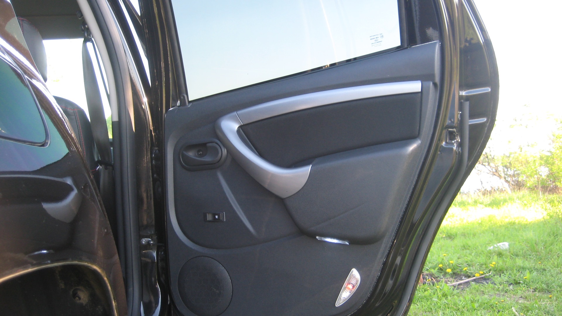 Открывается дверь дастер. Комплектация передние двери Рено Дастер 2013. Усилитель двери Рено Сандеро 1. Дверь Рено Дастер изнутри. Дверь водительская Рено Дастер 2021.