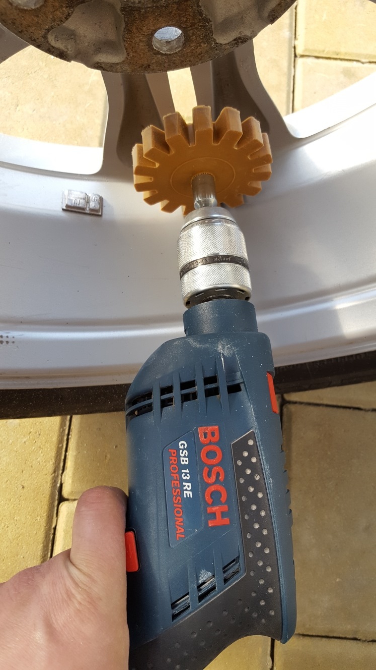 Насадка на дрель для зачистки металла от ржавчины. Зачистка ржавчины шуруповертом. Зачистка швов на миниатюре. Автомобили инструменты в коррозии. Насадки для зачистки ржавчины на кузове автомобиля.