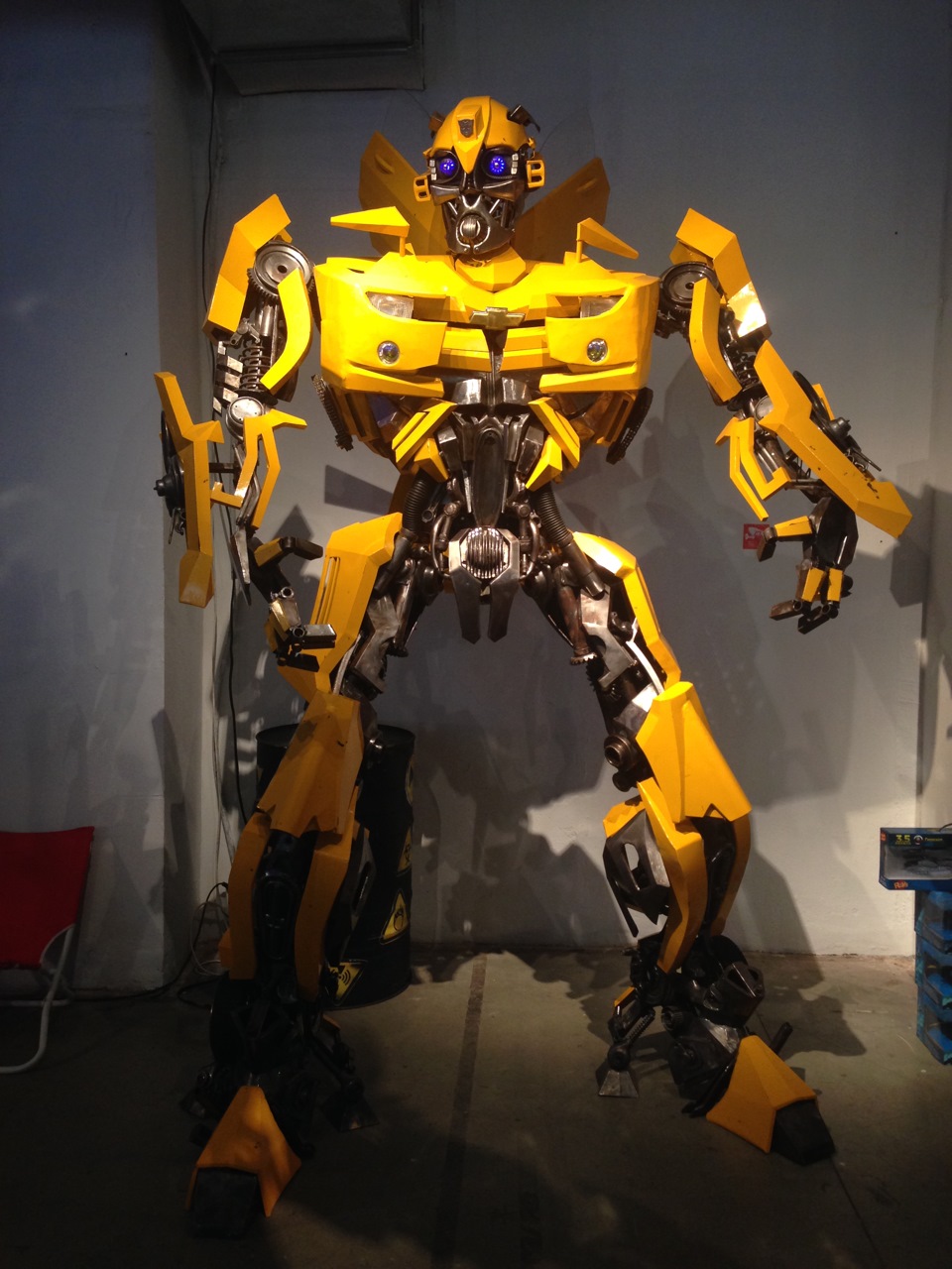 Бамблби бамблби. Трансформеры восхождение звероботов игрушки бамблби. Робот бамблби трансформер настоящий. Бамблби 2. Игрушки по фильму бамблби 2018.