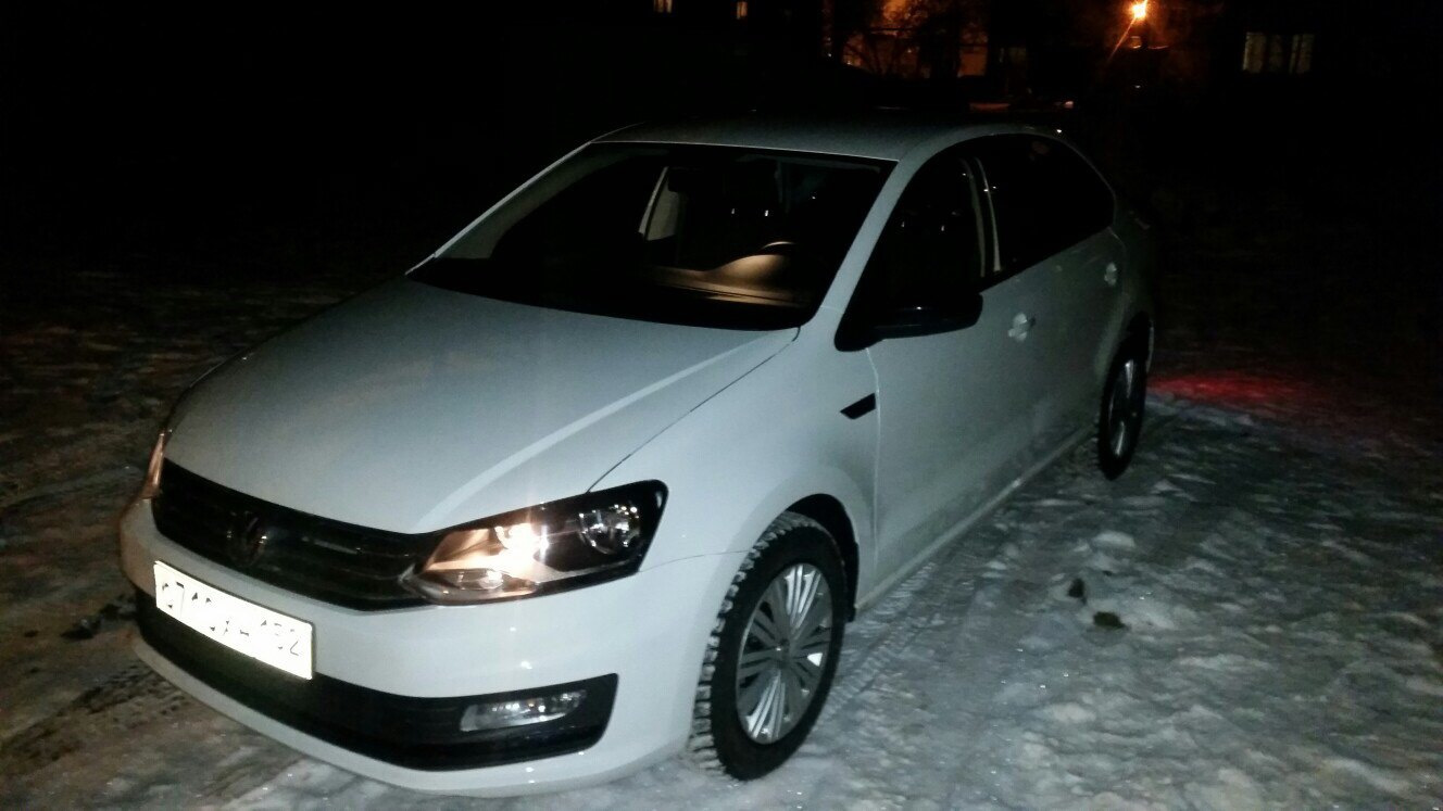 Белый седан Volkswagen Polo зима