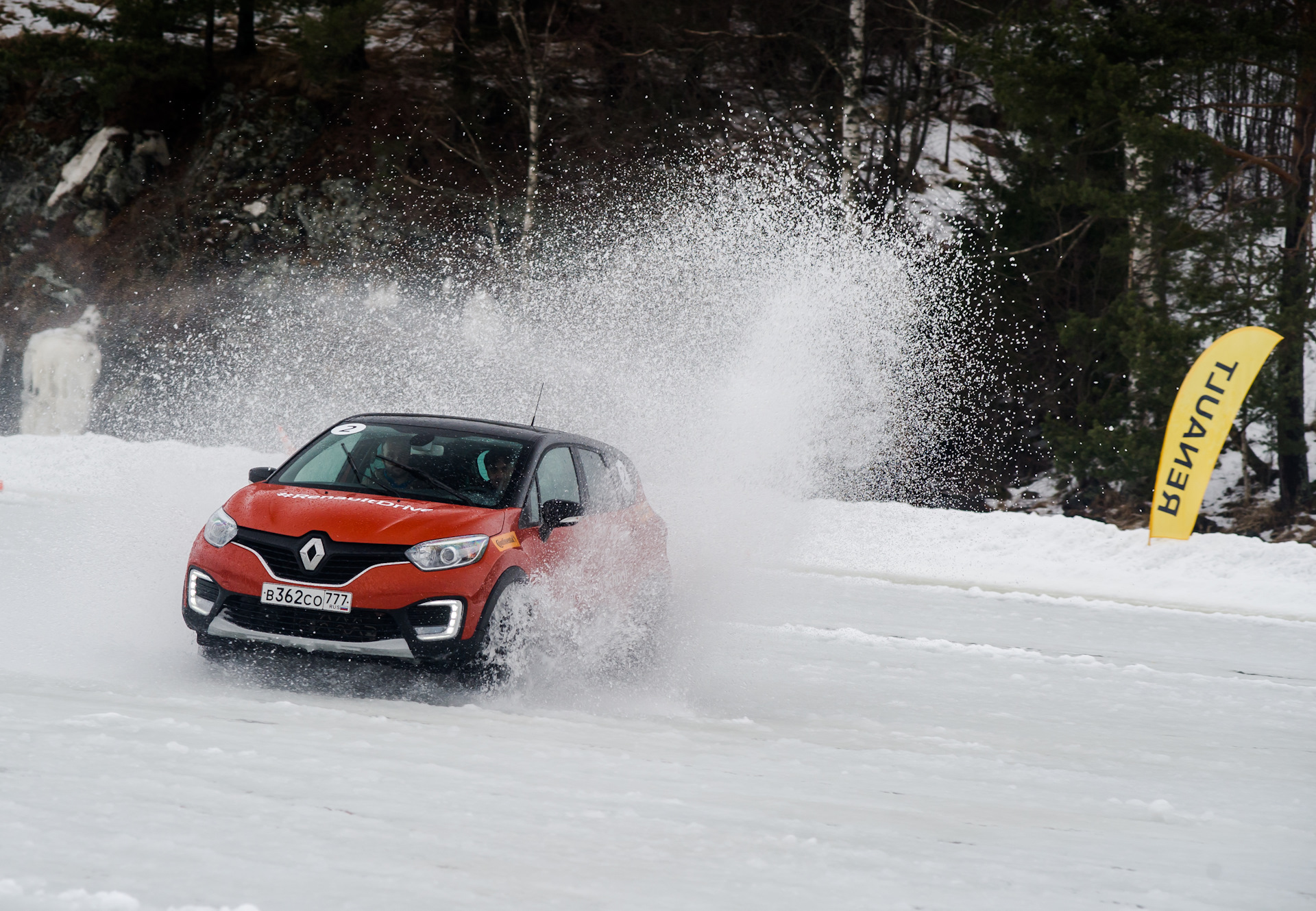 Машины из ледяного драйва названия. Кроссовер рено передний привод. Тест драйвы рено. Рено дастер рыжий. Рено каптур тест драйв.