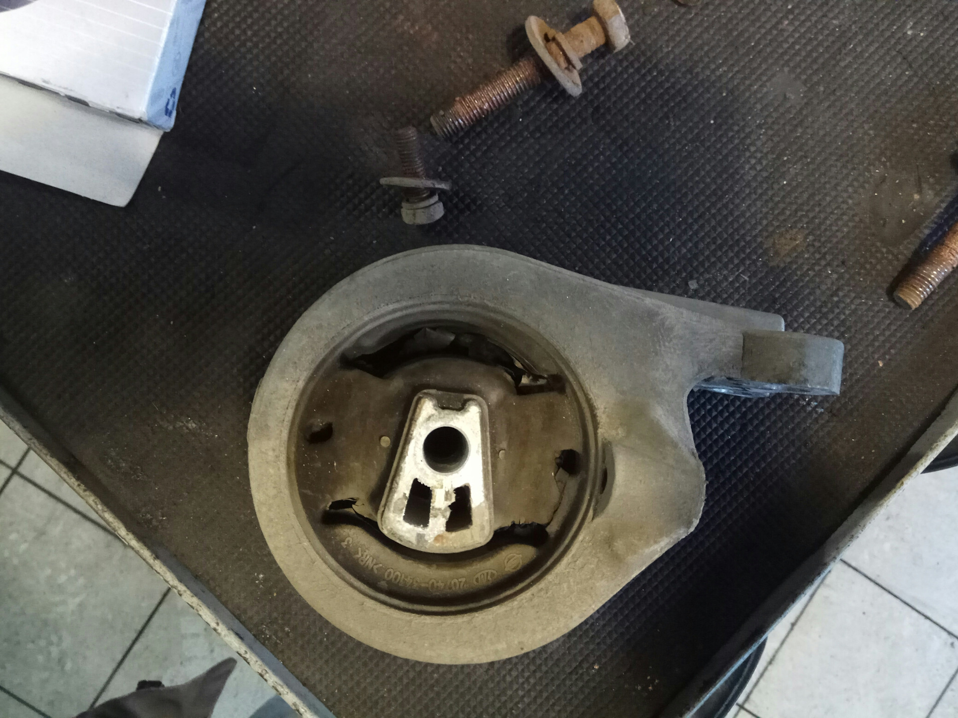 Заменил заднюю подушку двигателя. — DRIVE2