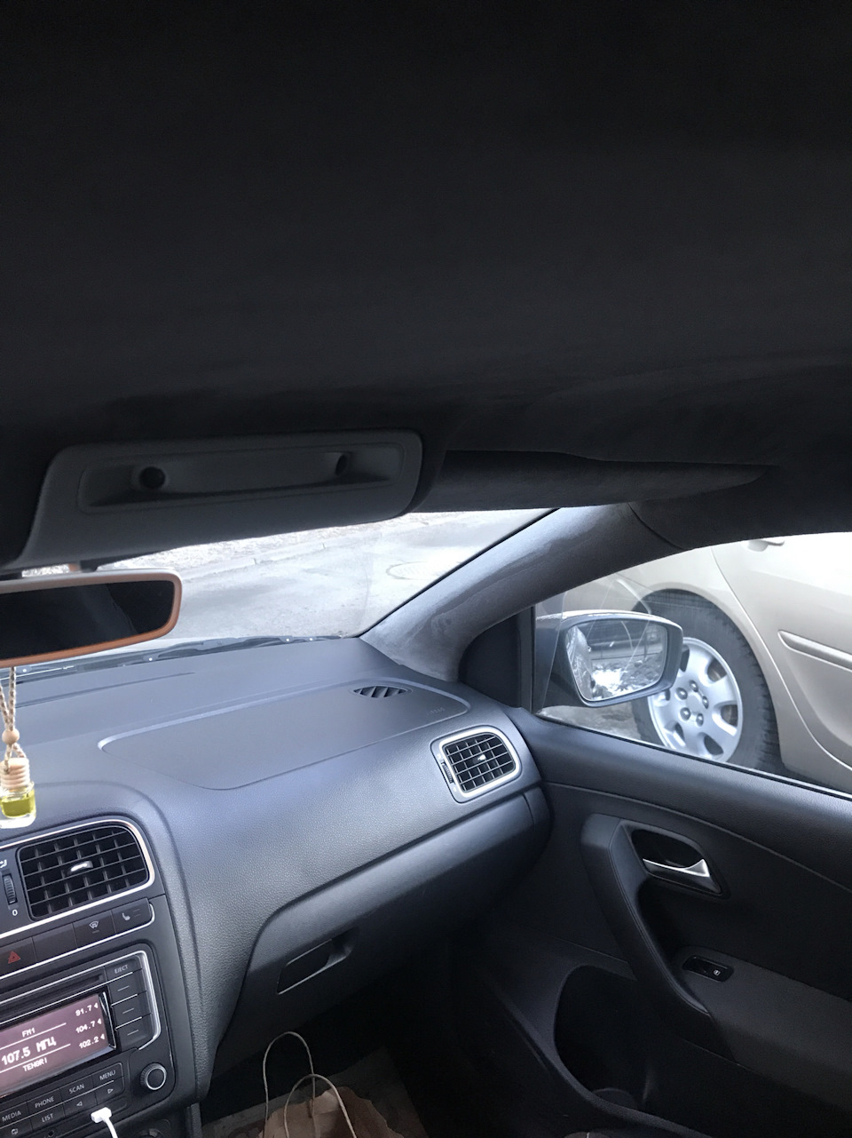 Обтяжка потолка алькантарой. — Volkswagen Polo Sedan, 1,6 л, 2014 года ...