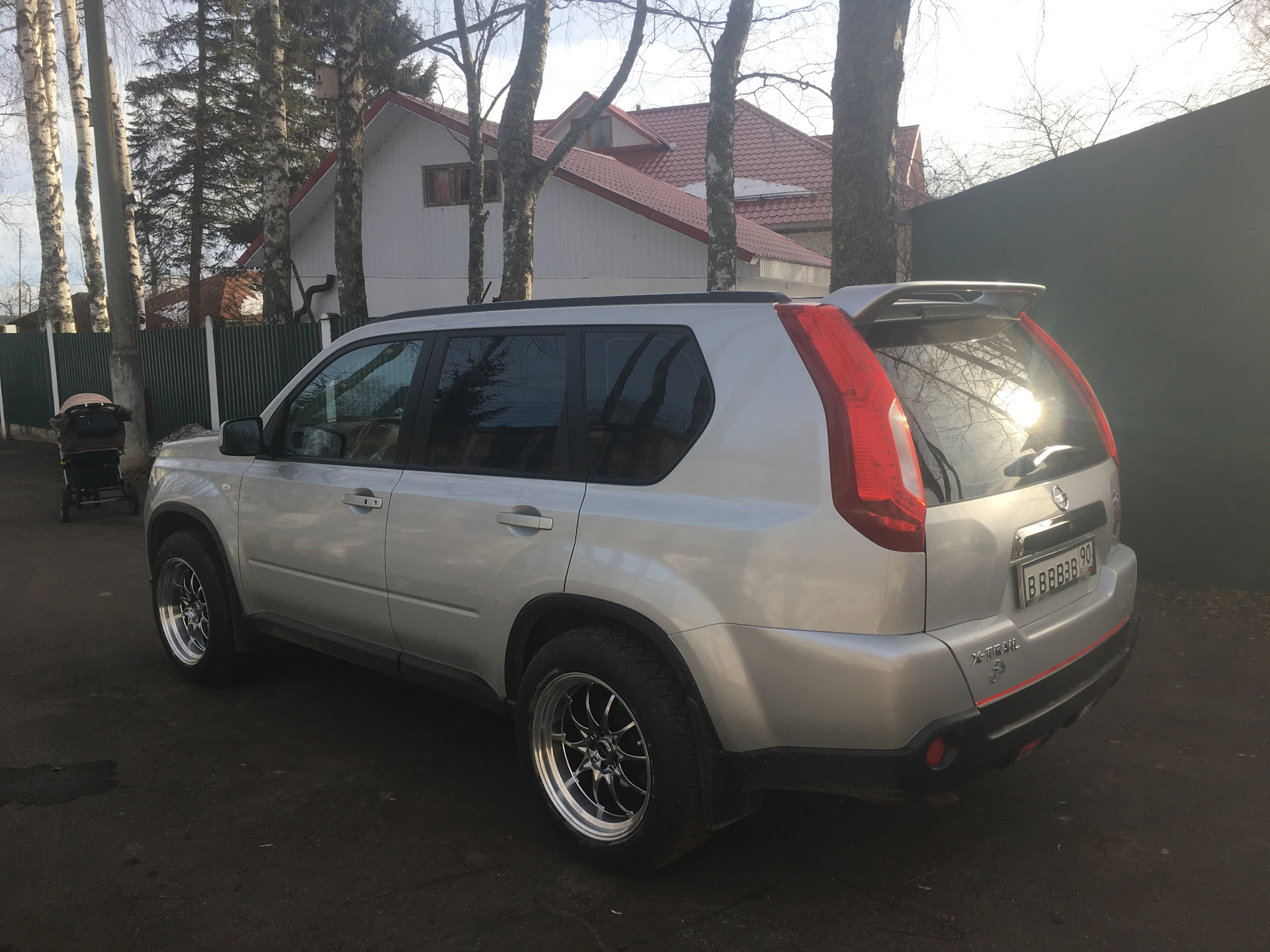 Спойлер икстрейл. Nissan x-Trail nt31. Ниссан х-Трейл т31 серебристый. Ниссан х-Трейл т31 на проставках. Nissan x-Trail nt30 комплектация Rider.