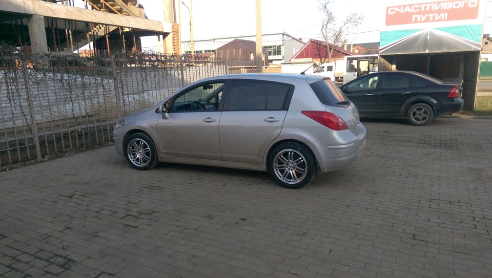 Nissan tiida диски r16. Ниссан тиида на 17 колесах. Nissan tiida на 16 колёсах. Ниссан тиида на 16 дисках. Литье тиида.