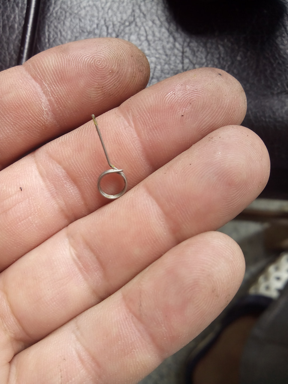 вот из-за этой маленькой сломаной пружины я мучался… — KIA Sorento (2G)