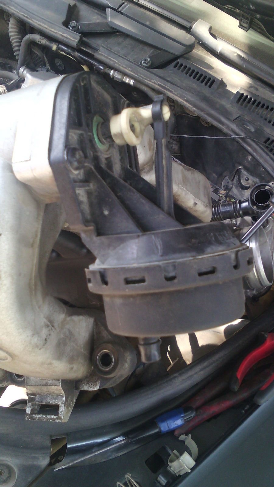 Туарег подсос воздуха через ось заслонок. Крепежная пластина форсунки туарег 3. Подсос воздуха туарег 3. Поломки форсунок фольксваген туарег. Подсос воздуха туарег.