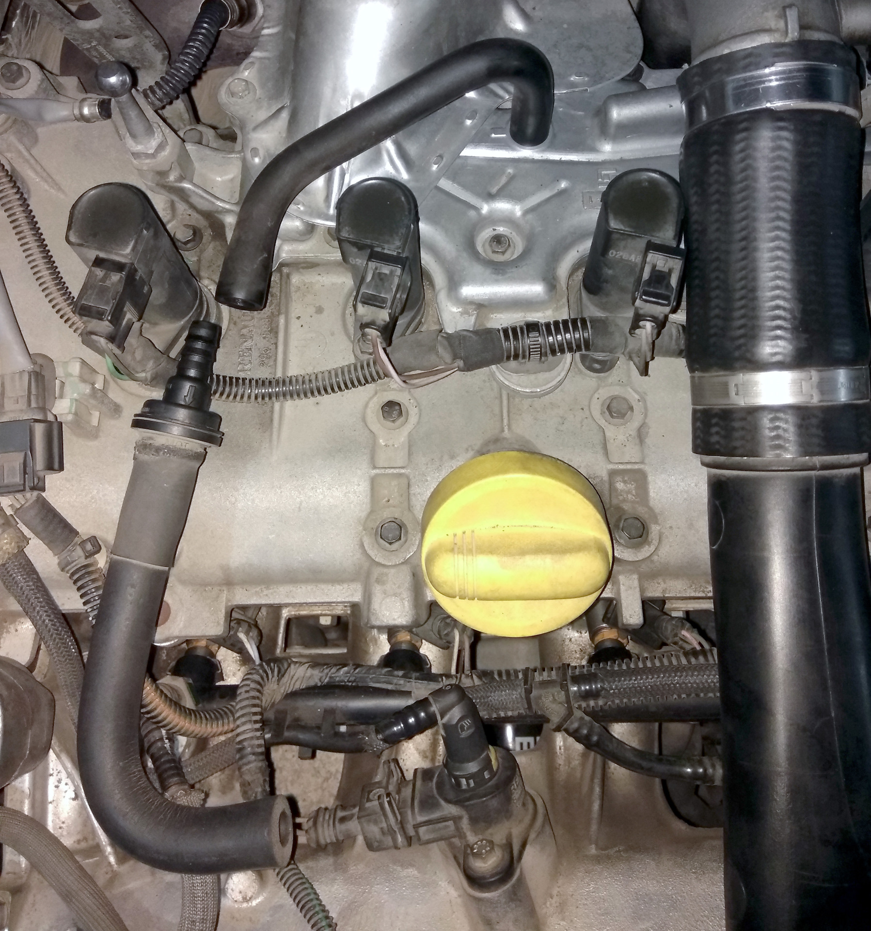 Клапан рециркуляции газов дастер 2.0. Клапан вентиляции картерных газов Рено. Картерных газов клапан Renault Clio RS 3. Рено Лагуна 2.2 DCI клапан картерных газов. Трубка картерных газов Clio 1.2.