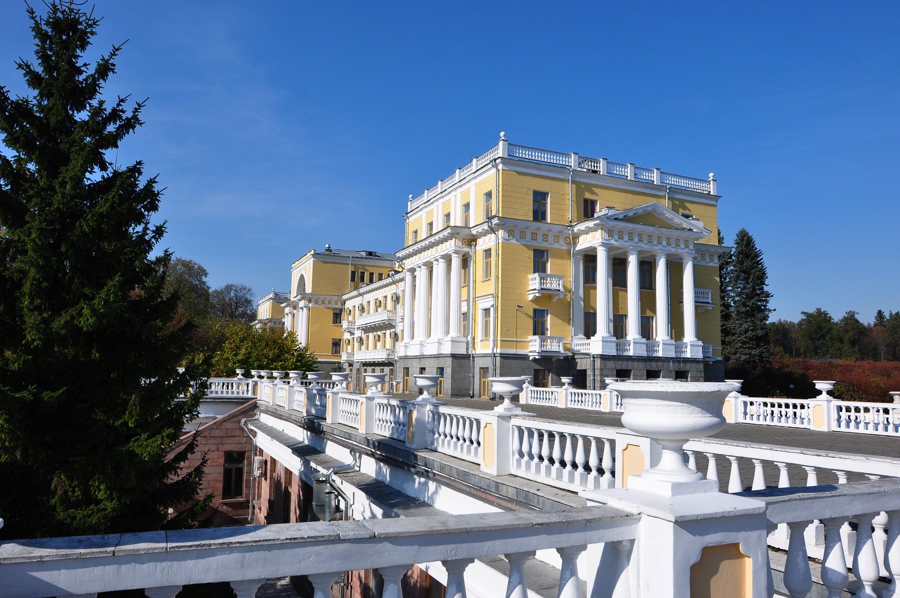 арка в здании. арх зан. площадь ленина архангельск высотка. минтруд архангельской области. госуслуги центр занятости.