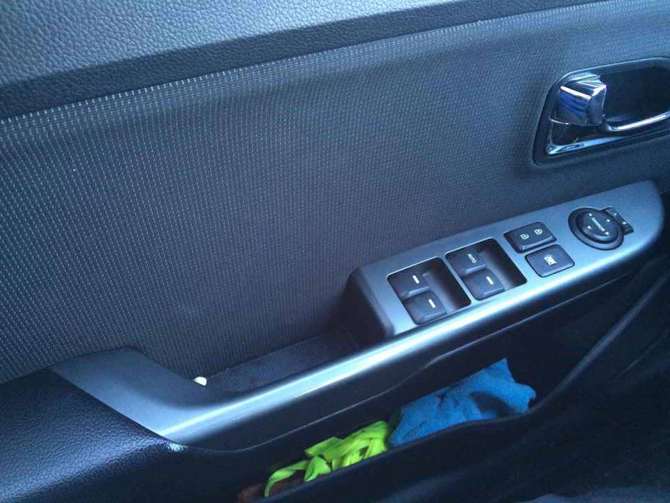 Удобное расположение кнопок стеклоподъемников, центрального замка, регулировки зеркал. Полезный и удобный кармашек (у меня под телефон и мусор :) — KIA Rio (3G)