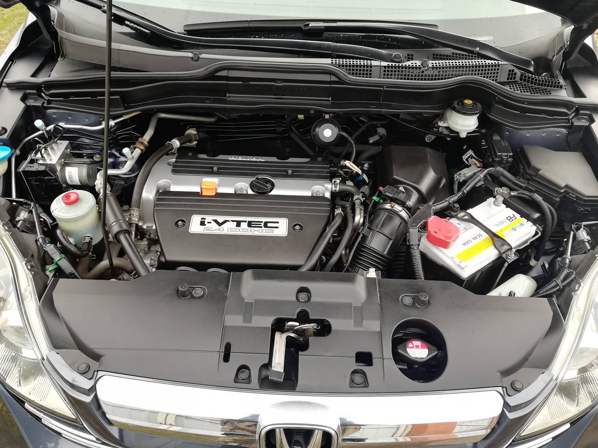 Панель под капотом. Подкапотное Honda CRV 3 2.0. Honda CR-V 2.4 под капотом. Хонда CRV подкапотное пространство. Хонда ЦРВ под капотом.