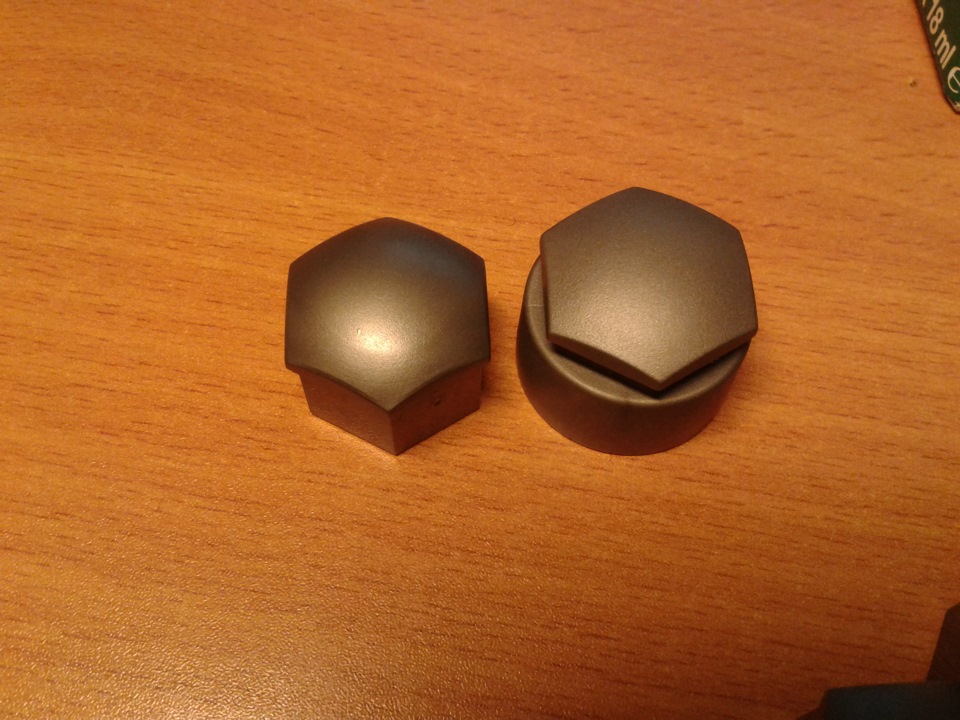 Декоративные колпачки: слева на болт, справа на секретку — Skoda Octavia A7 Mk3