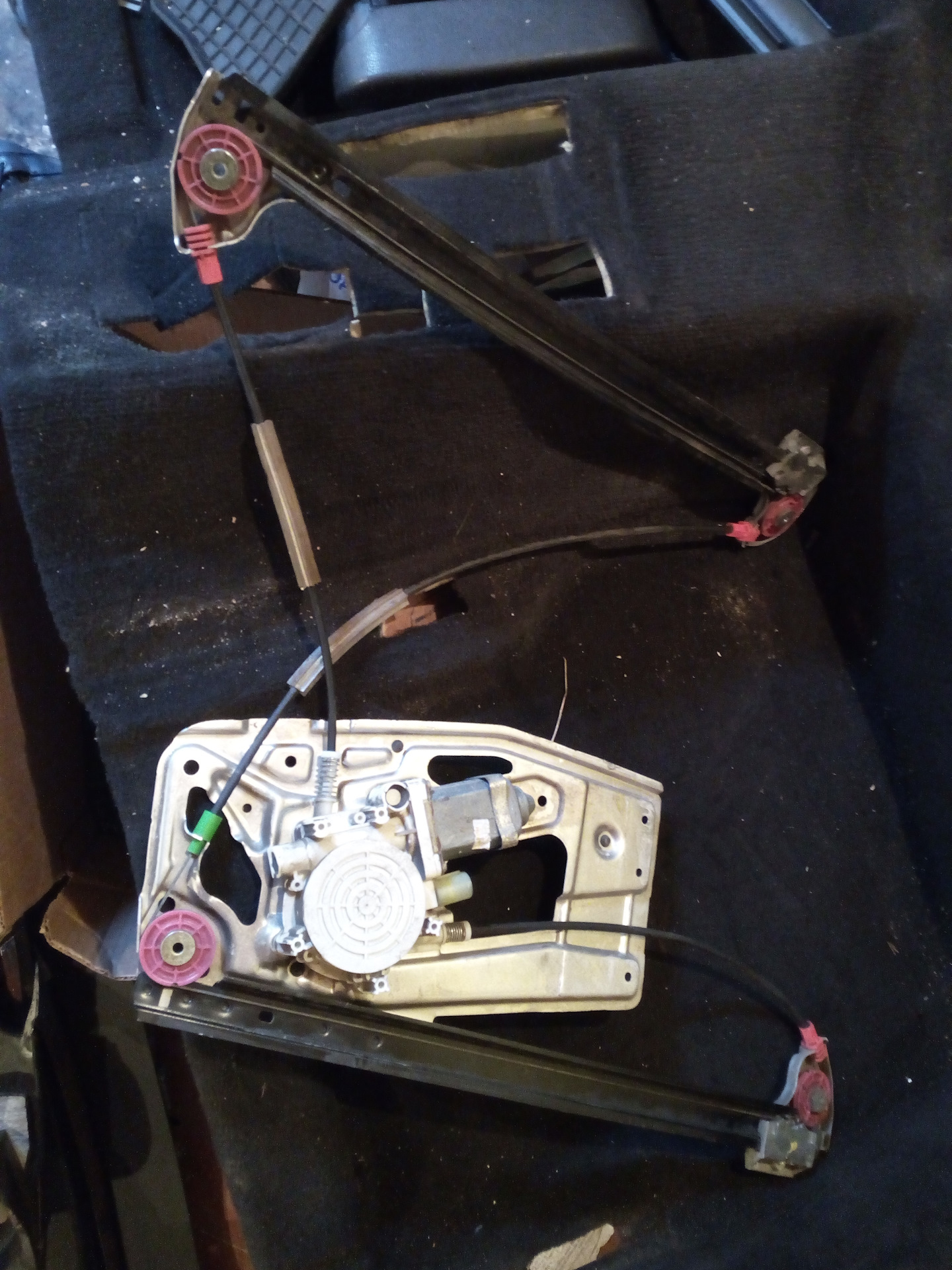 Замок капота 2141. Замок крышки багажника москвич 2141. Центральный замок шкода фабия. Замок задней двери солярис 2. Центральный замок пежо 307.