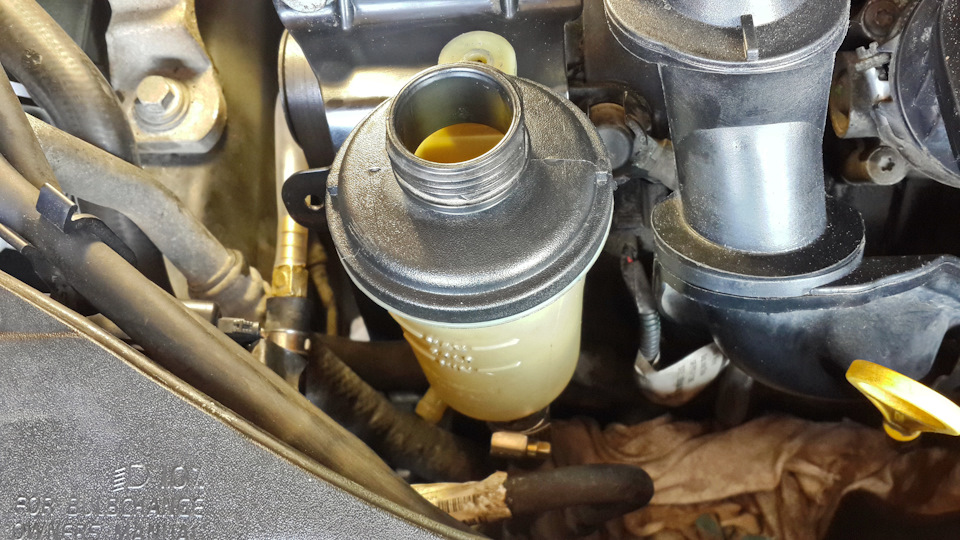 Установил вымытый бочек на место. Шланг с обратной кинул вниз и поставил 2л. бутылку из под колы, для слива в нее старой жидкости. — Volvo C30