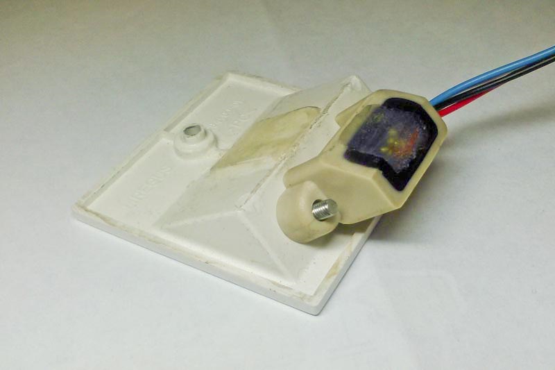 Виден паз, образованный панелью и вырезами в пластике разъема. — Lada Калина Универсал (2G)