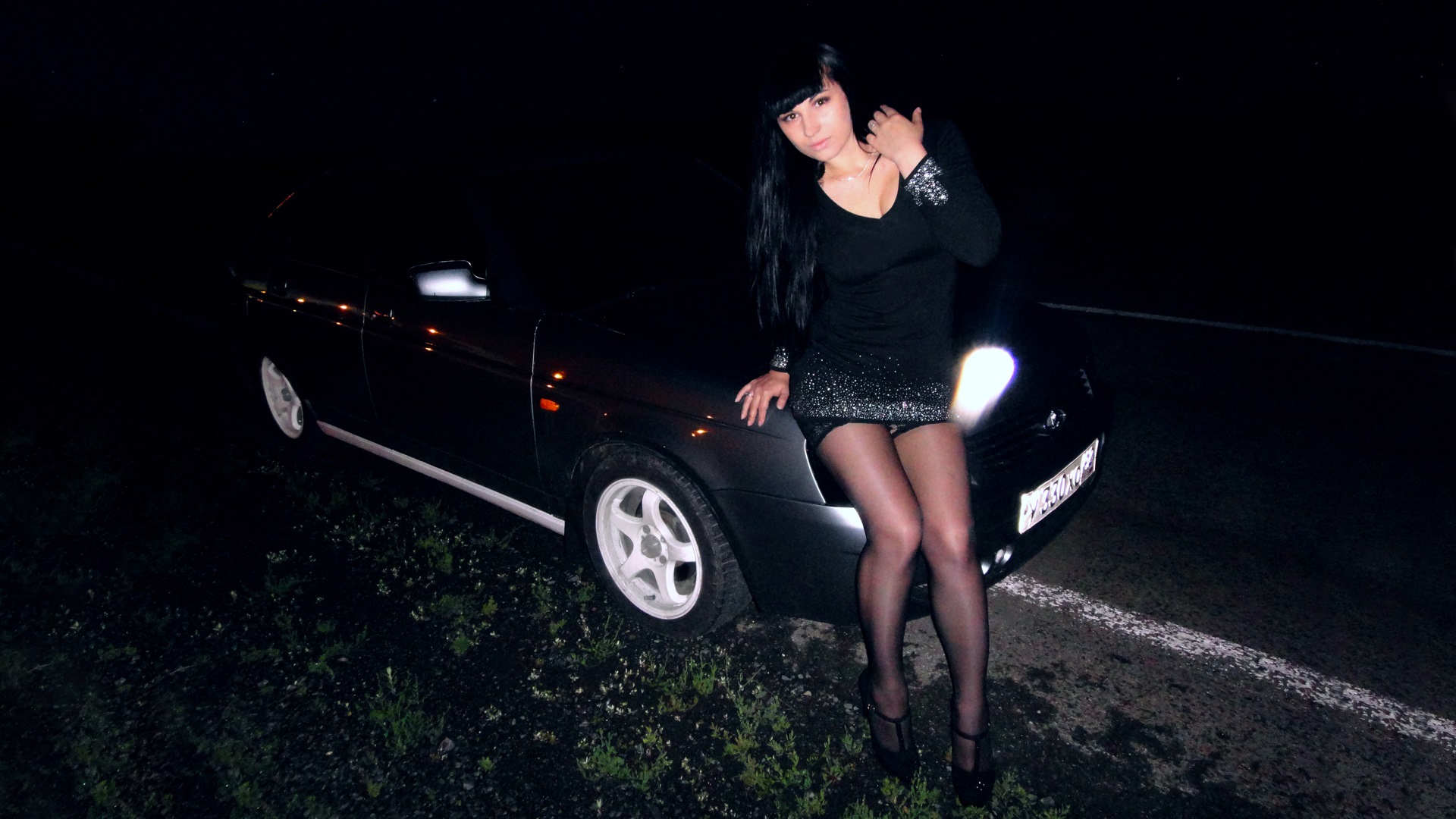Девушка возле машины ночью